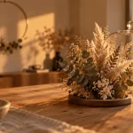 Décoration fleurs séchées : bouquet sous cloche en verre golden hour sur table en bois clair