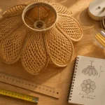 Lustre fleur : forme et taille sous lumière chaude