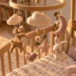 Mobile bébé fille en bois au-dessus du berceau