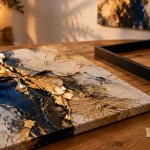 Tableau contemporain mixed-media sur table en chêne mat, cadre noir
